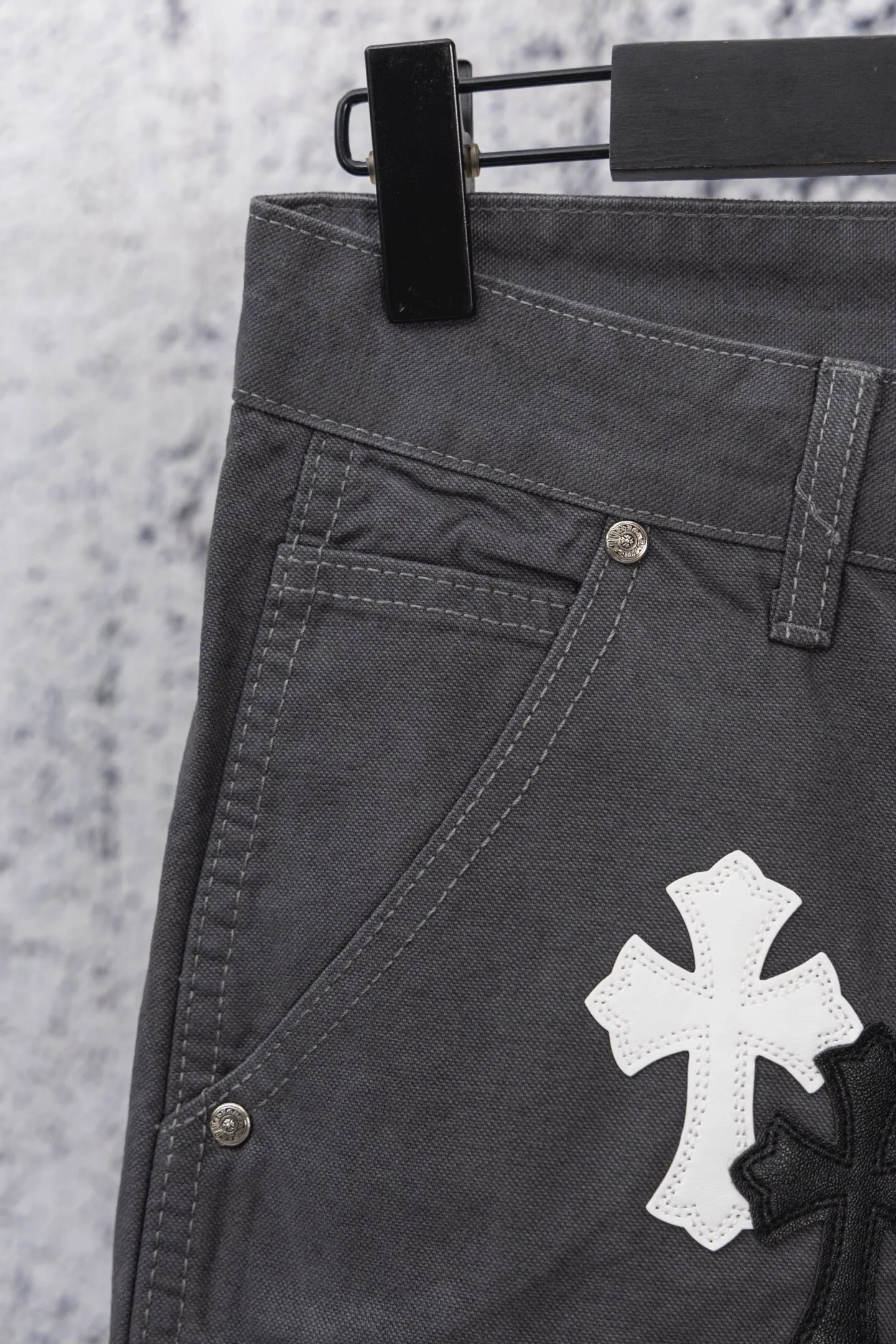 P270 CH Chromehearts black and white cross patchwork leather gray workwear jeans and logging pants, priced at 34W level, patchwork cross pattern embellishment, washed jeans! ! An absolutely high-end luxury product, a 1.9W-level god-level single product, a super popular product, made by top heavy industry, a magic weapon that cannot be missed! [About Zangyin] This is an extremely luxurious fashion brand that can also be called the aristocracy of the high street. It has always been an exclusive brand for some hipsters or rich second generations. Compared with ordinary high streets, it is more luxurious and noble. Compared with luxury brands, it is more fashionable and individual. It has always been a brand that I have a special liking for. [Top heavy industry fashion design] Consistently high-street luxury style. Speaking of this style, the Zangyin family and GU family are definitely the leading representative brands. Especially the Zangyin family has really achieved a state-of-the-art effect in creating high-street style. The unique washed material is used to create this style. The color system is already quite eye-catching. After it is decorated with patchwork cross flowers, it cleverly highlights the charm of the brand. Secondly, this style uses classic The high-waist cutting design highlights the long legs and fashionable temperament of the upper body. The brand is highly recognizable and the slim fit configuration is more suitable for daily wear. It is a product that interprets personality, fashion, and specifications at a glance. This single product is enough to make any fan excited. It can be a white T-shirt for a youthful college style, or a tight suspender for a royal style. It has strong matching ability and can be easily controlled by men.  [Materials and craftsmanship] Needless to say, this point goes without saying. As an excellent craftsman brand, Zangyin’s requirements for details and craftsmanship are really perfect. The washed color of this model has gone through so many processes, not to mention the embellishment of denim appliques. It is also purely hand-made and sewn. Just like what they believe in, only hand-made things have soul and have the meaning of wear. A top-notch heavy-duty fashionable denim item, I look forward to your perfect interpretation! !  Color: Gray Size: 28-36